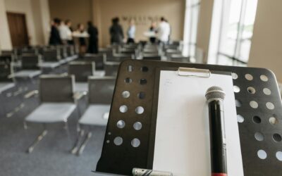 Moderni garso aparatūra paruošta verslo konferencijai tuščioje salėje.