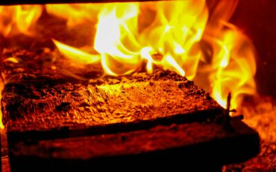 Specialisto valomas kieto kuro katilo šilumokaitis po ilgo eksploatacijos laikotarpio, pabrėžiant reguliarios priežiūros svarbą.