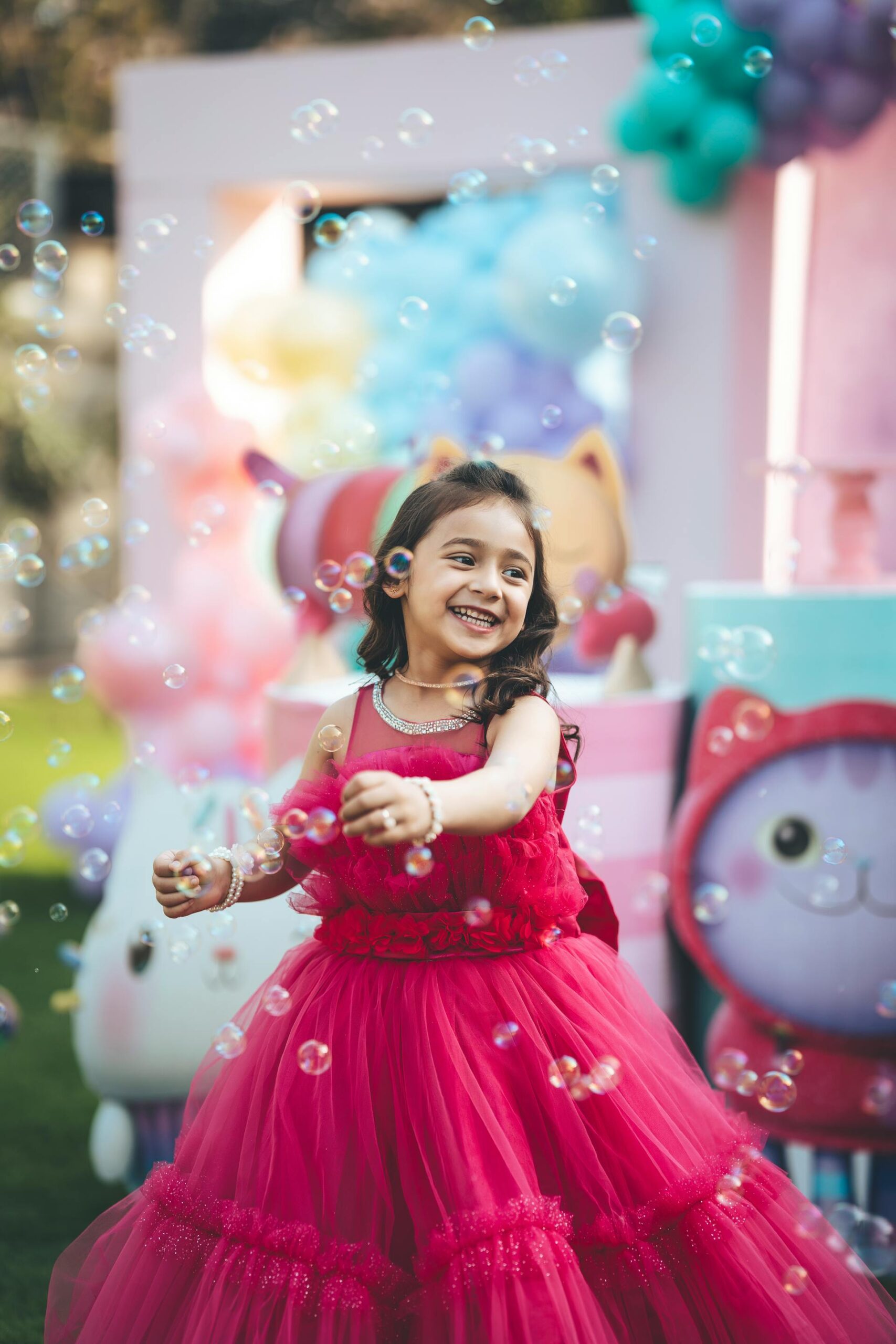 Laimingi vaikai lauke gaudantys didelį kiekį muilo burbulų